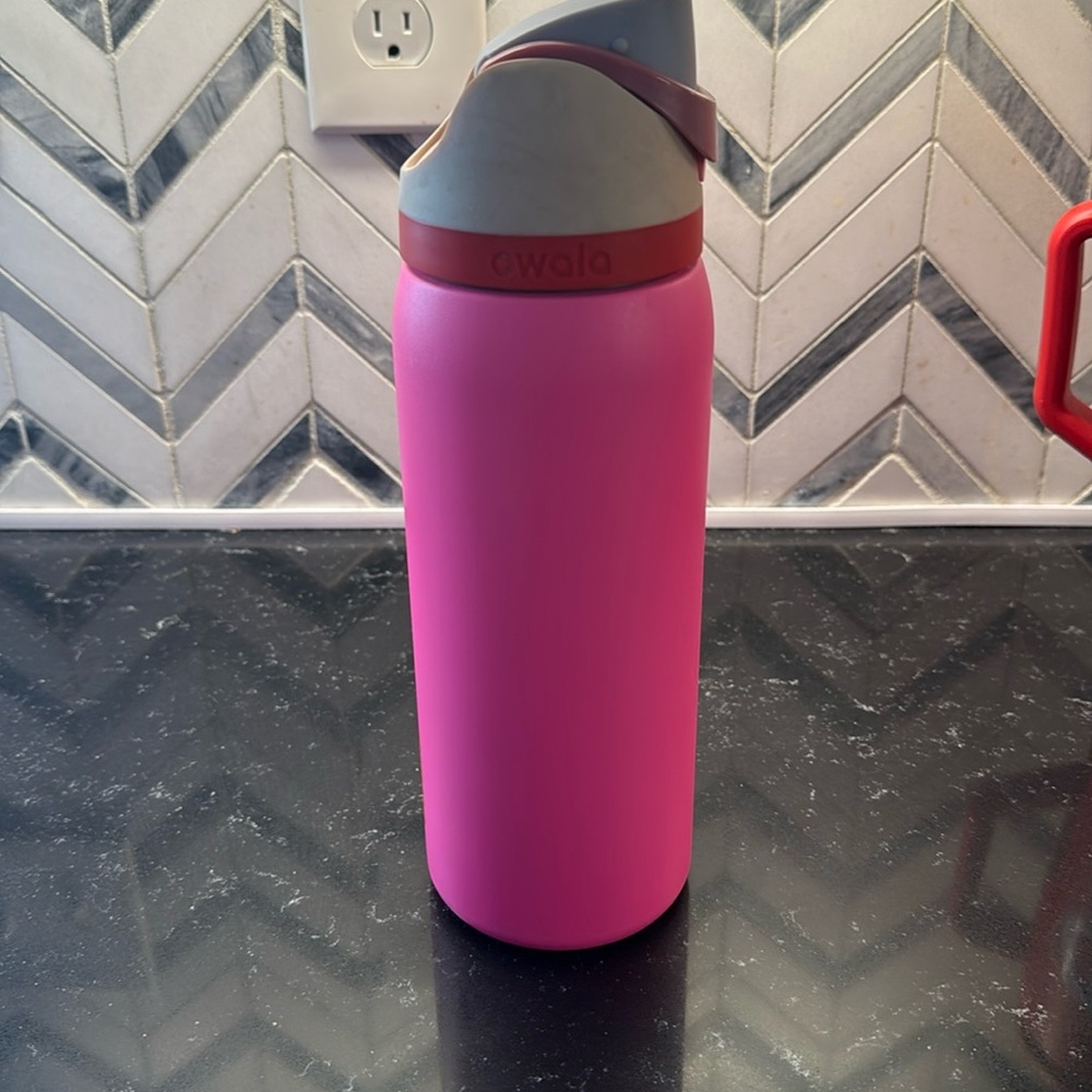 OWALA FREE SIP 32oz WATER BOTTLE "CAN YOU SEE ME" Valentine's Day Colors ❤️💖